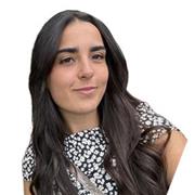 Profesora de repaso a niño/as de primaria i secundaria